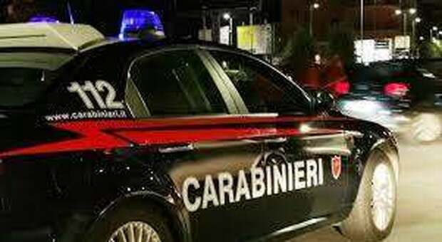 Far West nel Napoletano: su auto rubata speronano i carabinieri per sfuggire alla cattura, un arresto e caccia ai complici