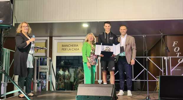 Camerte dell'anno, premio a Giulio Pellizzari (18 anni): è il più giovane ciclista professionista
