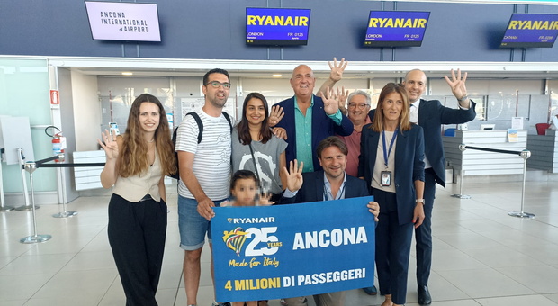 Nicola e Rina (con la figlioletta) sono i 4 milionesimi passeggeri di Ryanair dall'aeroporto Sanzio