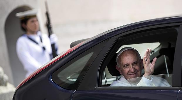 Papa Franceesco al Quirinale incoraggia i bimbi terremotati e loro gli regalano le lenticchie di Castelluccio