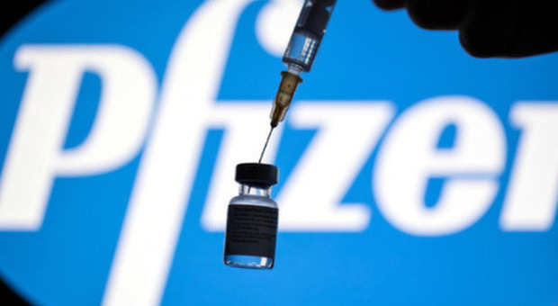 Pfizer, Francia blocca l'intesa con l'Ue per l'acquisto di 1,8 miliardi di dosi: ecco cosa è successo