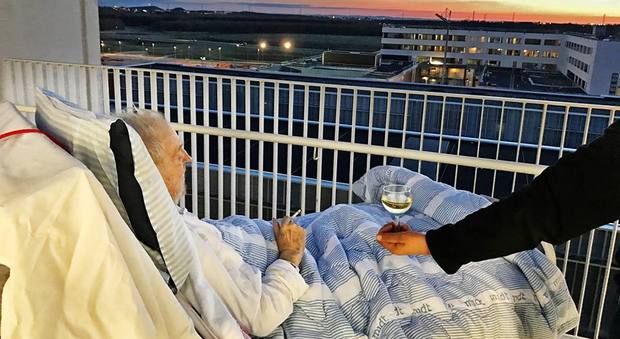 L'ospedale accontenta il malato terminale: tramonto, sigaretta e un bicchiere di vino
