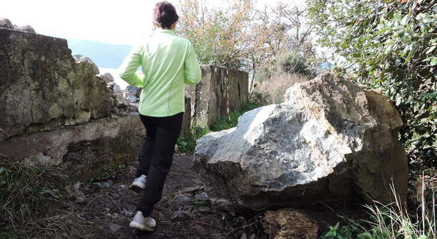 Castel Gandolfo, frana sul lago: ma si continua a fare footing tra i massi