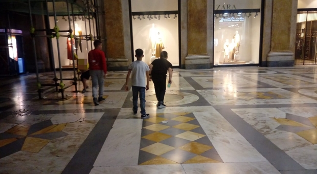 Galleria Umberto, scooter in sosta e tiro a segno contro le vetrine