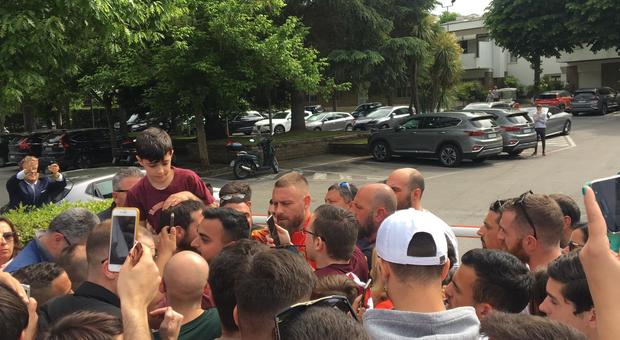 Roma, ultimo allenamento a Trigoria per De Rossi: bagno di folla, selfie e autografi