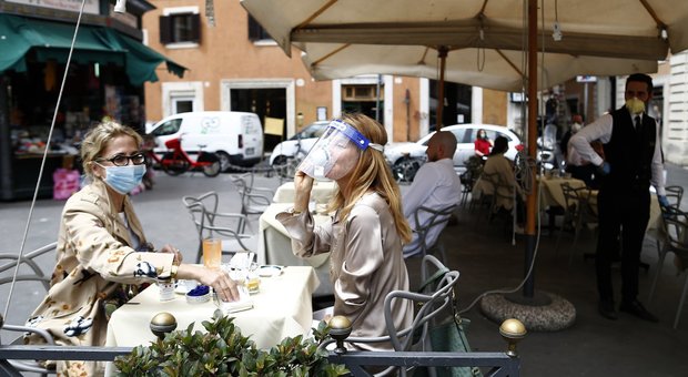 Un bar con tavolini all’aperto in piazza San Lorenzo in Lucina, Roma