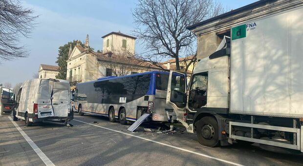 Cittadella, schianto tra bus e furgone in via Bolzonella