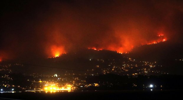 Ophelia, incendi in Spagna e Portogallo: 35 morti. Migliaia di evacuati, case a rischio