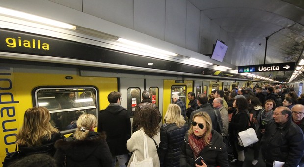 Napoli, guasto sulla linea 1 della metro: stop e caos, poi le corse riprendono