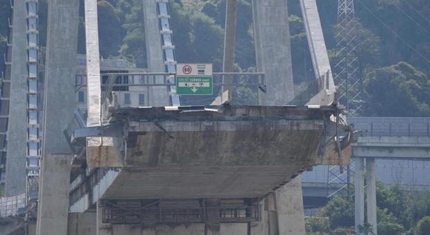 Ponte Morandi, paura nel cantiere: gru si inclina, tre persone ferite