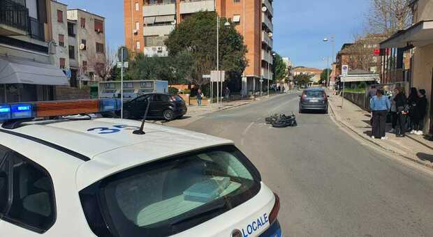 Incidente a Cisterna: scooter contro auto, 20enne trasportato in ospedale