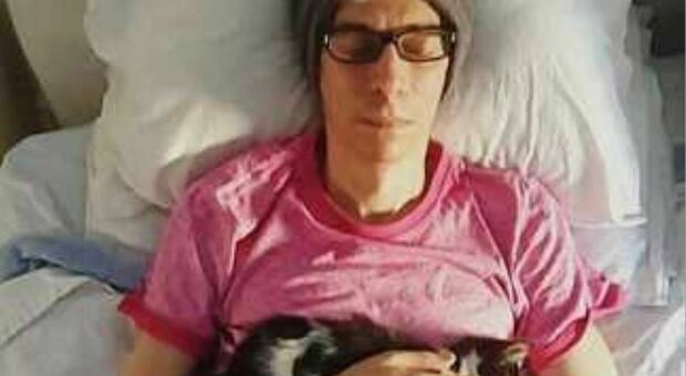 Giovanni Allevi e la battaglia contro un mieloma multiplo combattuta abbracciando il gatto sul letto