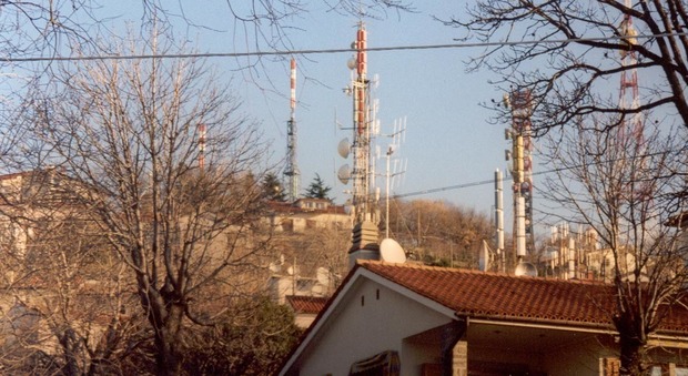 Troppo vicine alle case: antenne spostate sul Monte Belvedere