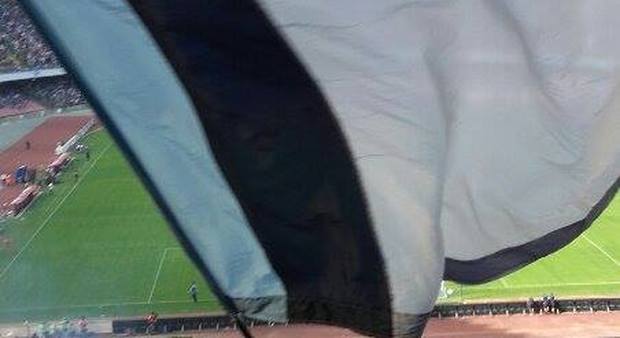 «Al San Paolo incivili con la bandiera: pago il biglietto per non vedere niente»