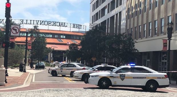Jacksonville, sparatoria al torneo di videogiochi: almeno 4 morti e 11 feriti. Morto aggressore