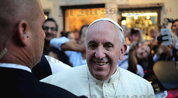 Il Papa in un negozio di ottica (Foto di Cecilia Fabiano - Toiati)