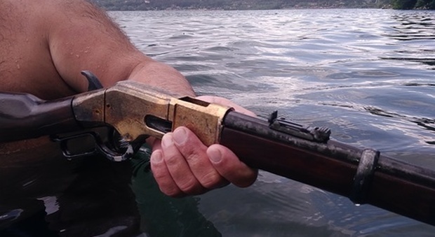 Roma, svelato il mistero del fucile trovato nel lago di Castelgandolfo: era un giocattolo