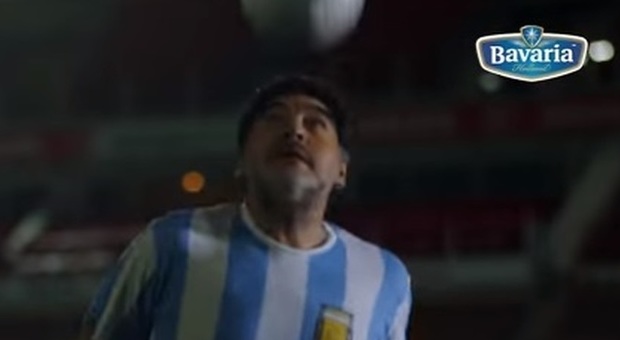 Maradona palleggia in uno spot come ai tempi del Napoli | Video