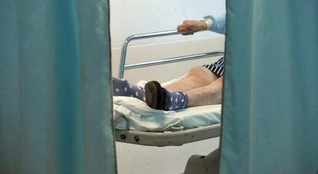Latina, orrore nella casa di riposo: anziana viveva chiusa in gabbia: sette arresti