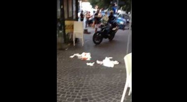 Napoli, marito e moglie accoltellati in strada: «Abbiamo fermato il sangue con i rotoloni di carta del bar»
