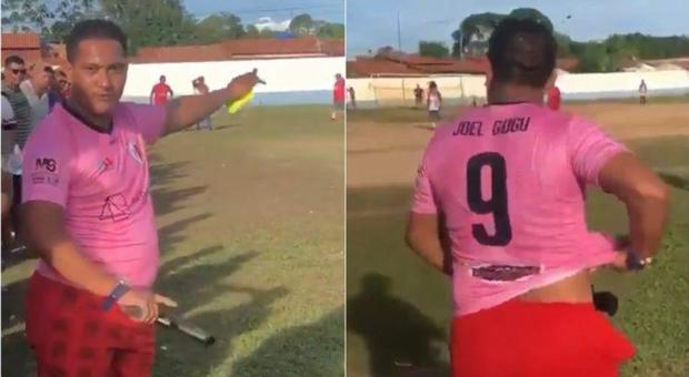 Tifosi scatenati a bordo campo, l’arbitro tira fuori la pistola: video virale sui social