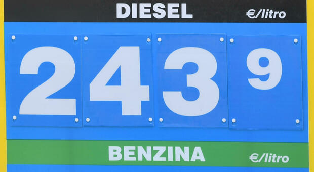 Benzina, prezzi folli per un litro: ecco il distributore di carburante più caro d'Italia