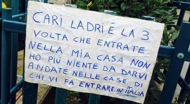 Un cartello al terzo furto in casa "Rubate a chi vi fa entrare in Italia"