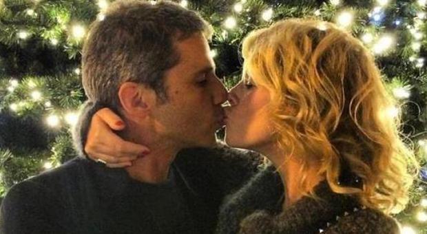 Alessia Marcuzzi, baci roventi sotto l'albero con il fidanzato Paolo Calabresi