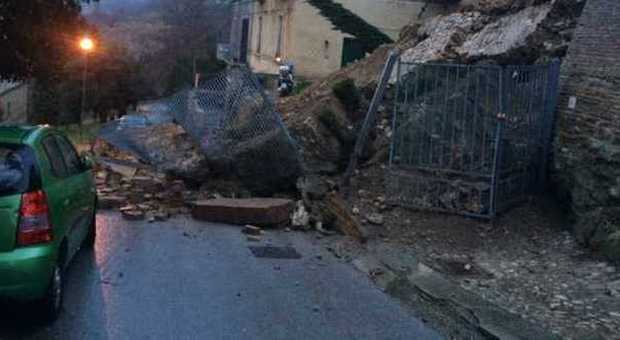 Crolla balconata di palazzo d'Avalos a Vasto: nessun ferito