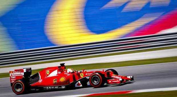 Hamilton è il più veloce in Malesia ma la Ferrari di Raikkonen è in scia