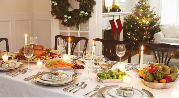 Natale, pranzo e cenone a rischio contagi?: 14 regole da seguire per stare a tavola in sicurezza