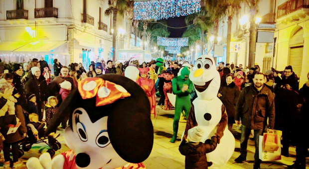 Fate largo, arrivano Minnie e Topolino: sfilata Disney a Brindisi