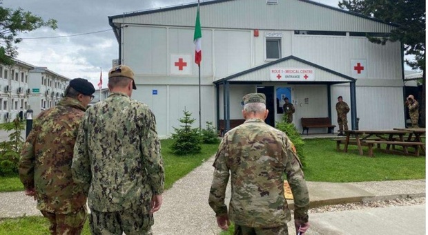 L'ammiraglio Stuart B. Munsch in visita all'ospedale Nato dove sono ricoverati i soldati feriti negli scontri del 29 maggio