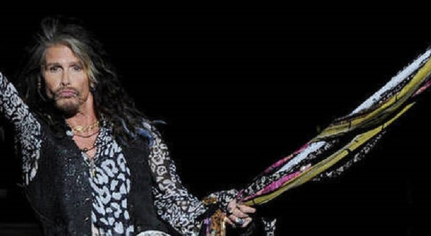 Steven Tyler degli Aerosmith, un'altra donna lo accusa di violenza sessuale: i fatti risalgono al 1975