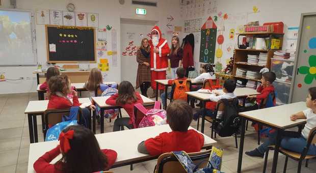 Il Babbo Natale della Croce Gialla fa felici i bimbi delle scuole anconetane