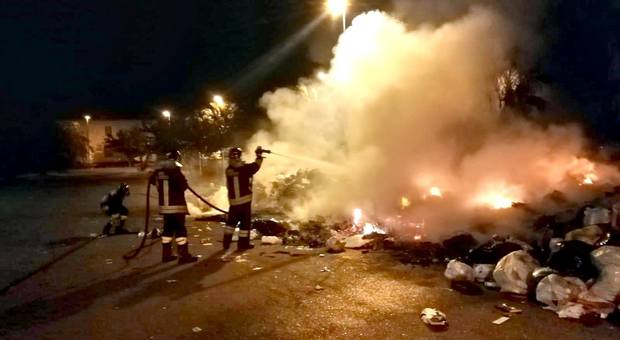 Incendi, il 10% provocato da rifiuti: record in provincia di Napoli