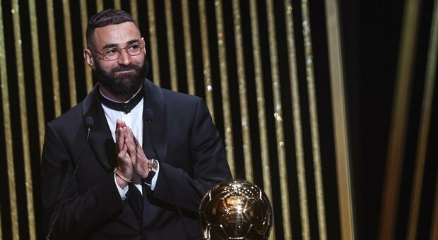 Benzema vince il Pallone d'Oro 2022, l'attaccante francese premiato da Zidane. «Realizzato un sogno»