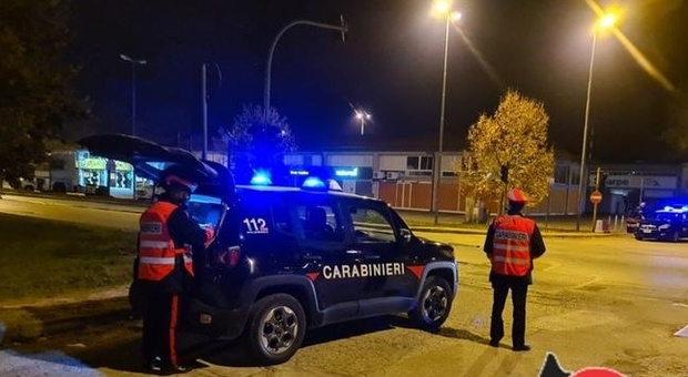Si nasconde nelle stradine del centro di Jesi con la marijuana e 800 euro: preso dai carabinieri