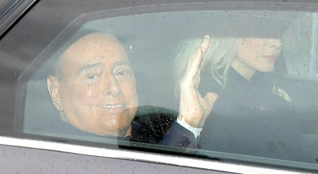 Berlusconi: «Se qualcuno mi ha dato per spacciato, si è sbagliato. Questi infortuni allungano la vita»