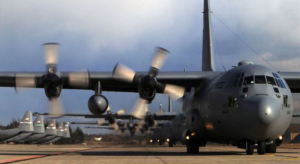 Aeroporto in allarme: aereo militare in sosta d'emergenza