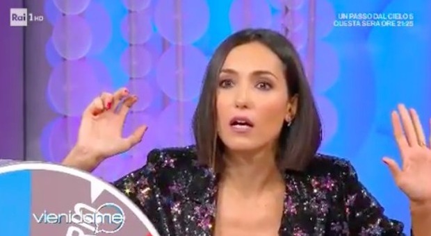 Caterina Balivo furiosa contro un telespettatore in diretta: «Basta, fatti una vita»