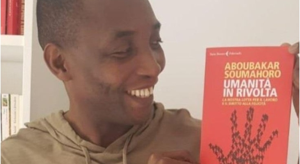 Soumahoro: «Come mi sono mantenuto? Ho scritto un libro»
