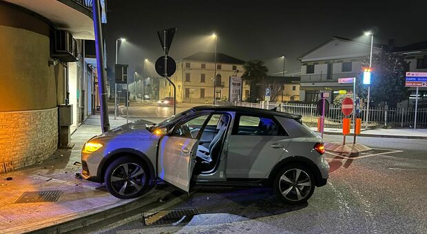 L'Audi A1 si è schiantata contro un palo