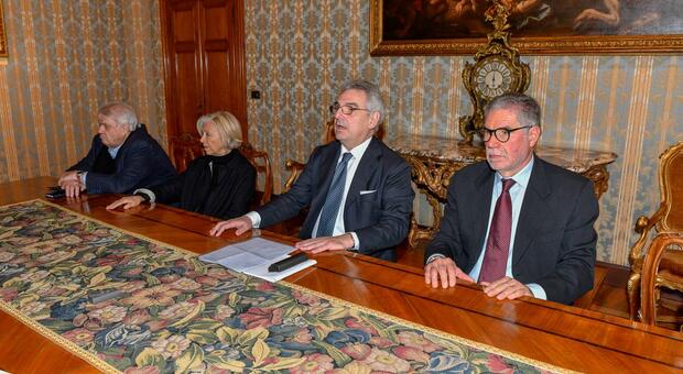 I VERTICI DI FONDAZIONE CASSAMARCA Garofalo (al centro) assieme al vicepresidente Fanton, Gobbo e Maria Grazia Bortoli