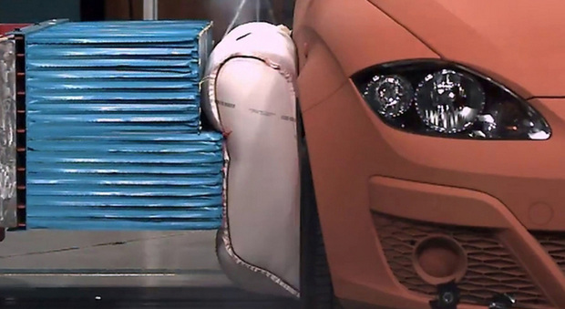 ZF e TRW hanno infatti allo studio degli airbag esterni che possano proteggere i passeggeri in caso di urto laterale. In particolar modo, ZF sta sviluppando un airbag che possa gonfiarsi esternamente poco prima dell’impatto allo scopo di proteggere gli