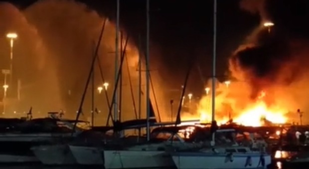 Incendio ai pontili Ventura, distrutti due maxi yacht