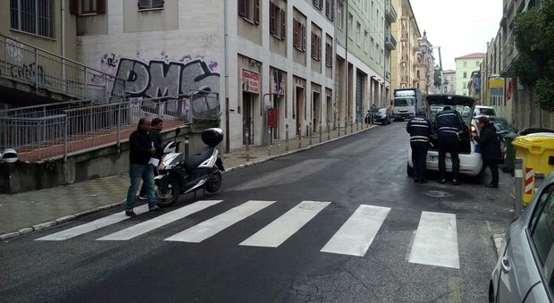 Ancona, signora travolta da scooter mentre attraversa la strada in centro