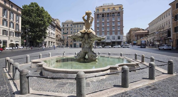 Roma, polacco con asta telescopica ruba monete dalla fontana del Tritone in piazza Barberini