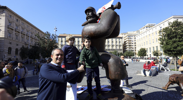 Napoli plastic free, de Magistris in piazza con i bambini contro la plastica