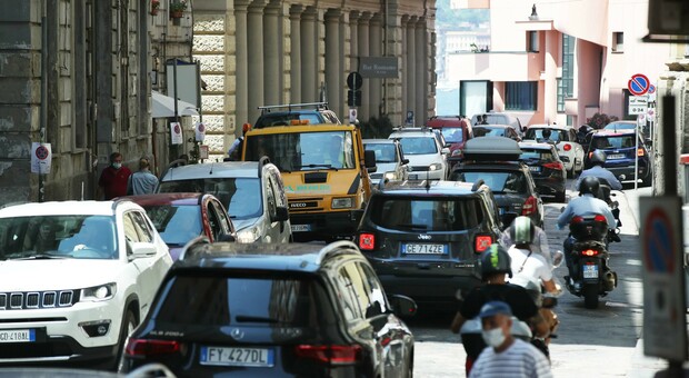 Napoli è «sommersa» dalle auto: il triplo di Roma e più di Milano